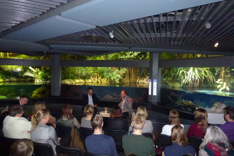 Prof. Dr. Achim Gruber bei der Premiere seines Buches ''Das Kuscheltierdrama'' im Berliner Aquarium