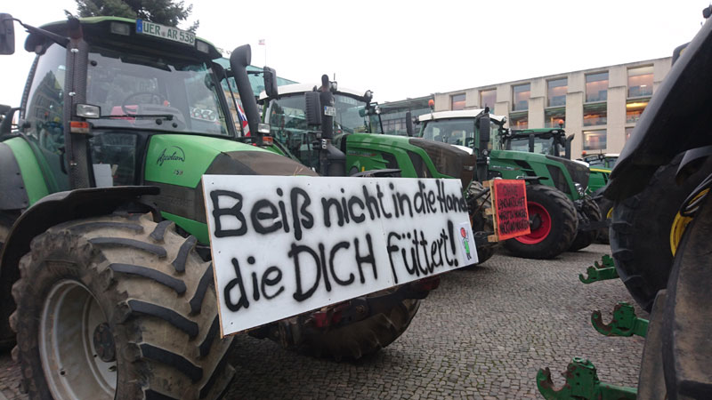 8.600 Traktoren sowie 40.00 Landwirte und Sympathisanten vor dem Brandenburger Tor in Berlin
