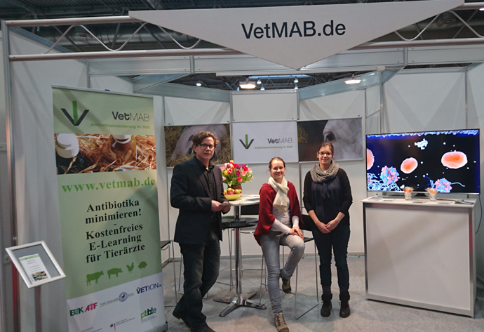 Dr. Jens Kluth, Denise Rabold und Stefanie Porbadnik stellten VetMAB auf der vetexpo vor.
